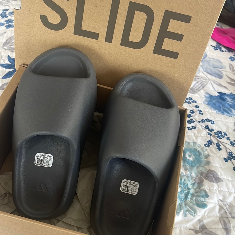 Authenthic Yeezy Slides Color Granite size 5 men fits women 7